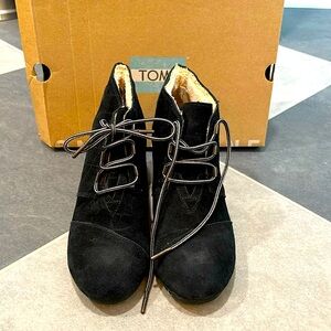 TOMS black suede shearling wedges